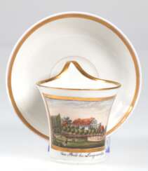 KPM-Ansichtentasse &quot;Das Bad bei Langensalza&quot; mit UT, 19. Jh., Kalathos-Form mit Campaner-Henkel, polychrome Malerei und Goldränder, blaue Zeptermarke, Tasse mit Schleifstrich