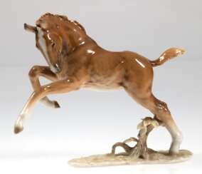 Figur &quot;Springendes Fohles&quot;, Hutschenreuther Kunstabteilung Selb, auf naturalistischem Sockel, polychrom bemalt, H. 18,5 cm