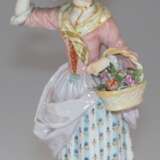 Meissen-Figur "Blumenhändlerin", Knaufschwertermarke (1850-1924), aus der Serie "Pariser Ausrufer", polychrom bemalt, 1. Wahl, Korbband, -rand und Blüten best., H. 15,5 cm - photo 1