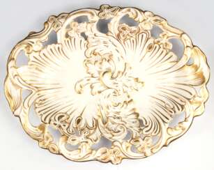 Schale, oval, Buckauer Porzellanmanufaktur bei Magdeburg, Ende 19.Jh., floral durchbrochener Rand, im Spiegel Akanthusblattrelief, reicher Golddekor (etwas berieben), 5x30x24 cm