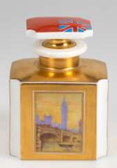 KPM-Teedose, 20. Jh., Schauseite &quot;Ansicht von London 1930&quot;, rückseitig &quot;Londoner Stadtwappen&quot;, allseitig goldfarben gefasst, auf Deckel Union Jack auf rotem Grund, Korpus mit eingezogenen Kanten, auf …
