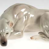 Figur "Liegende Dogge", Nymphenburg, Anfang 20. Jh., polychrom bemalt, Entwurf Prof. Theodor Kärner 1905, Prägemarke, Mod.-Nr. 151, L. 24,5 cm - Foto 1
