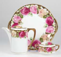 3 Jugendstil-Teile, Rosenmuster mit Goldstaffage, Beyer und Bock, dabei Mokkakanne, Zuckerdose und Kuchenteller mit Durchbruchhenkeln, Dm. 24,5 cm