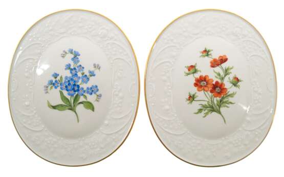 2 Meissen-Wandplatten, oval, Bunte Blume 1 mit Goldrand, Reliefrand, 18x15 cm - Foto 1
