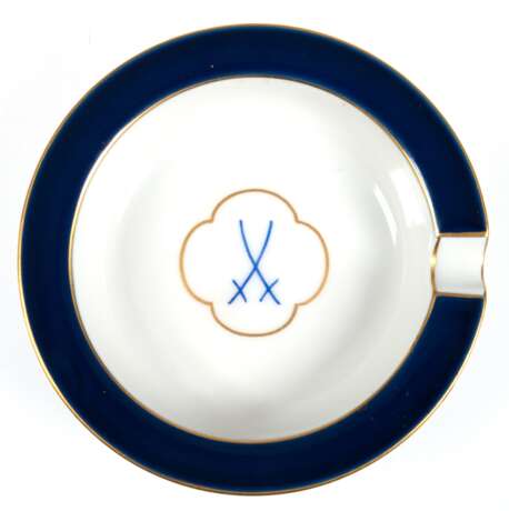 Meissen-Aschenbecher, rund, kobaltblauer Rand und Goldränder, mittig blaue Schwertermarke, 1. Wahl, Dm. 9,5 cm - Foto 1