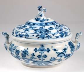 Meissen-Terrine, oval, Zwiebelmuster, Knaufschwerter um 1900, Deckelrand repariert, Ges.-L. 33 cm