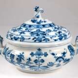 Meissen-Terrine, oval, Zwiebelmuster, Knaufschwerter um 1900, Deckelrand repariert, Ges.-L. 33 cm - Foto 1