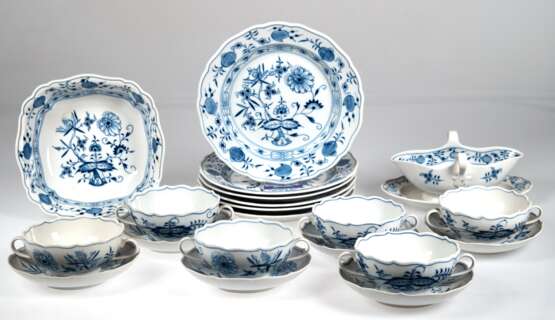 Meissen-Speiseservice, 14-teilig, Zwiebelmuster, Neuer Ausschnitt, bestehend aus 6 Speiseteller Dm. 25,5 cm, 6 Suppentassen mit UT, 1 Sauciere auf festem Unterteller und 1 quadratischen Schale, 6,5x22x22,5 cm, diverse So… - photo 1