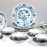 Meissen-Speiseservice, 14-teilig, Zwiebelmuster, Neuer Ausschnitt, bestehend aus 6 Speiseteller Dm. 25,5 cm, 6 Suppentassen mit UT, 1 Sauciere auf festem Unterteller und 1 quadratischen Schale, 6,5x22x22,5 cm, diverse So… - photo 1