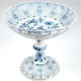 Meissen-Aufsatzschale, Zwiebelmuster, um 1900, Schalenrand und Fuß floral und ornamental durchbrochen, Knaufschwertermarke mit 2 Schleifstrichen, H. 21 cm, Dm. 24 m - фото 1