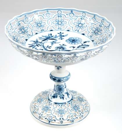 Meissen-Aufsatzschale, Zwiebelmuster, um 1900, Schalenrand und Fuß floral und ornamental durchbrochen, Knaufschwertermarke mit 2 Schleifstrichen, H. 21 cm, Dm. 24 m - фото 1