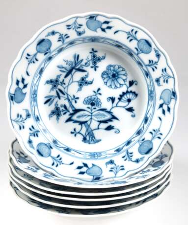 6 Meissen-Suppenteller, Zwiebelmuster, um 1900, Neuer Ausschnitt, Knaufschwerter mit 2 Schleifstrichen, Dm. 23,5 cm - photo 1