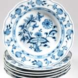 6 Meissen-Suppenteller, Zwiebelmuster, um 1900, Neuer Ausschnitt, Knaufschwerter mit 2 Schleifstrichen, Dm. 23,5 cm - photo 1