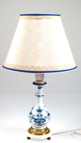 Meissen-Tischlampe, Zwiebelmuster, 1-flammig, beiger Schirm mit blauen Rändern, Ges.-H. 50 cm, Dm. 29 cm - фото 1