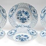 6 Meissen-Durchbruchteller, Zwiebelmuster, Korbrand mit 3 Medaillons, 5x 1. Wahl, 1x 4 Schleifstriche und mit Wandaufhängung, Dm. 21 cm - фото 1