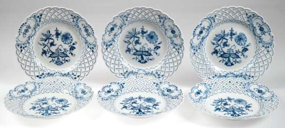 6 Meissen-Durchbruchteller, Zwiebelmuster, Korbrand mit 3 Medaillons, 5x 1. Wahl, 1x 4 Schleifstriche und mit Wandaufhängung, Dm. 21 cm - фото 1