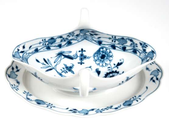 Meissen-Sauciere, oval mit festem Unterteller, Zwiebelmuster, Knaufschwerter um 1900, Neuer Ausschnitt, 1. Wahl, L. 27 cm - photo 1