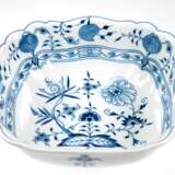 Meissen-Schale, quadratisch, Zwiebelmuster, Schwertermarke mit 4 Schleifstrichen, 9,5x28x27,5 cm - photo 1