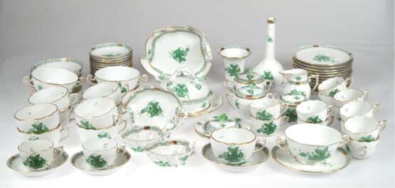 Großen Konvolut Herend-Porzellan, 75-teilig, Apponyi Grün mit Goldstaffage und Korbrelief, dabei Vase H. 19,5 cm, Vase H. 10 cm, 2x Zuckerdosen, Sahnekännchen H. 9,5 cm, Butterdose, rund, Ges.-Dm. 20 cm, 4x Blattschalen … - Foto 1
