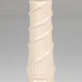 Royal-Creamware, Kerzenleuchter, 1-kerzig, England, Fayence, beige glasiert, auf quadratischem Fuß, H. 22 cm - photo 1