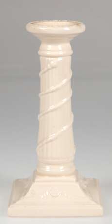 Royal-Creamware, Kerzenleuchter, 1-kerzig, England, Fayence, beige glasiert, auf quadratischem Fuß, H. 22 cm - photo 1