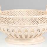 Royal-Creamware, Korbschale, rund, England, Fayence, beige glasiert, durchbrochene Wandung mit Blütendekor, Rand mit 3 gedrehten Henkeln, 2 Haarrisse, H. 16 cm, Dm. 23 cm - photo 1