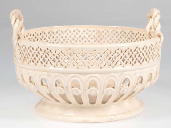 Royal-Creamware, Korbschale, rund, England, Fayence, beige glasiert, durchbrochene Wandung mit Blütendekor, Rand mit 3 gedrehten Henkeln, 2 Haarrisse, H. 16 cm, Dm. 23 cm - photo 1