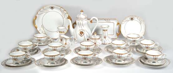 Kaffeeservice für 12 Personen, Weimar Porzellan, Made in Germany, 43-teilig, Barockform, jeweils auf 4 Füßchen, geschweift gerippt, mit Golddekor und Wappenkartusche mit Doppelkopfadler mit Zepter und Reichsapfel, auf Br… - photo 1