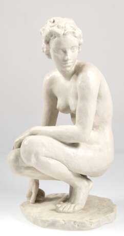 Figur "Die Hockende", Rosenthal Kunstabteilung Selb, 1934-1956, Entwurf Fritz Klimsch 1936, auf Plinthe signiert, H. 41,5 cm - Foto 1