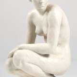 Figur "Die Hockende", Rosenthal Kunstabteilung Selb, 1934-1956, Entwurf Fritz Klimsch 1936, auf Plinthe signiert, H. 41,5 cm - Foto 1