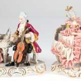 2 Porzellan-Figuren im Rokokostil, Dresden, "Das Duett- Dame am Piano und Herr mit Cello" und "Dame im Rüschenkleid auf Recamiere sitzend", jeweils mit reichem Spitzenbesatz (etwas best.). polychrom … - Foto 1