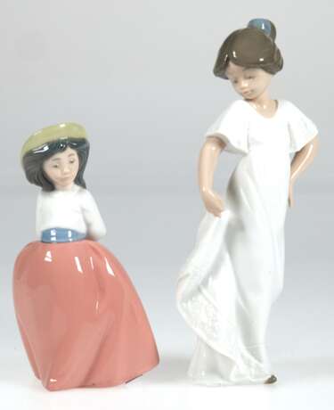 2 Porzellan-Figuren "Tänzerin im langen Kleid" und "Mädchen mit Hut", Nao, Spanien, polychrom bemalt, H. 22 cm und 18 cm - photo 1