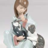 Porzellan-Figur "Sitzendes Mädchen mit Hund und Katze", Lladro Spanien, polychrom bemalt, H. 14 cm - фото 1