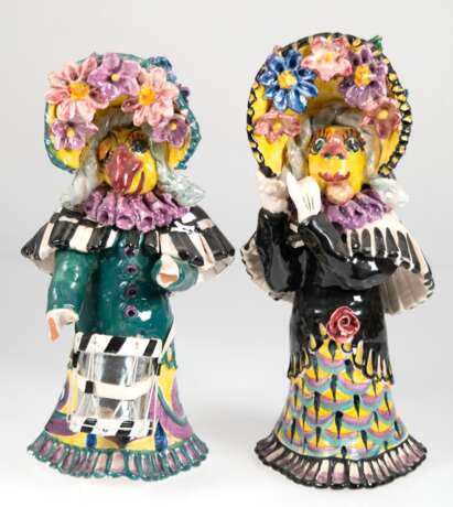 2 Basler-Fasnachtsfiguren, Keramik, polychrom bemalt und glasiert, 1x beschädigt und 1x feht Musikinstrument, H. 32 cm und 34 cm - photo 1