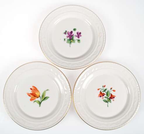 3 Dessert-Teller, KPM, Kurland mit Blumenmalerei und Goldrand, blaue Zeptermarke und roter Reichsapfel, Dm. 15 cm - photo 1