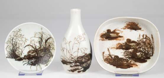 3 Teile Royal Copenhagen, Diana Fayence, Entwurf Nils Thorsson, dabei kleine Vase (am Rand 2 Haarrisse), Nr.1045/5142, H. 17 cm, Schälchen (min. Randchip), 1048/5303 , 3,5x17x14,5 cm und Tellerchen, 1071/5403, Dm. 13,3 c… - photo 1