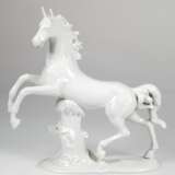 Figur "Springendes Pferd", Fena-Porzellan, weiß glasiert, H. 30,5 cm - Foto 1