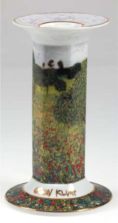 Goebel-Kerzenleuchter, Gustav Klimt "Mohnfeld", Porzellan, polychrom bedruckt mit Goldrändern, 1-kerzig, 6-kantiger Schaft auf Rundfuß, H. 20,5 cm - photo 1