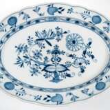 Große Meissen-Platte, oval, Zwiebelmuster, Neuer Ausschnitt, Schwertermarke 1850-1924 mit 2 Schleifstrichen, L. 45 cm - Foto 1