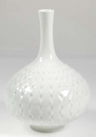 Meissen-Vase, 1960er Jahre, weiß, stark gebauchter Korpus mit Punktrelief, 1. Wahl, H. 26 cm - photo 1
