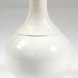 Rosenthal-Vase, weiß, Hals mit Blattrelief, Entwurf Björn Winblad, H. 18 cm - photo 1