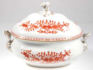 Große Meissen-Terrine, Indische Malerei in Korallenrot mit Goldpunkten und -staffage, 2 seitl. Handhaben, Schwertermarke mit 3 Schleifstrichen, Ges.-L. 37 cm