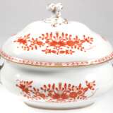 Große Meissen-Terrine, Indische Malerei in Korallenrot mit Goldpunkten und -staffage, 2 seitl. Handhaben, Schwertermarke mit 3 Schleifstrichen, Ges.-L. 37 cm - photo 1