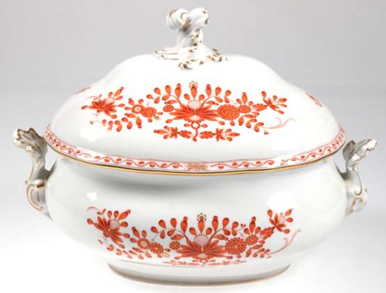 Große Meissen-Terrine, Indische Malerei in Korallenrot mit Goldpunkten und -staffage, 2 seitl. Handhaben, Schwertermarke mit 3 Schleifstrichen, Ges.-L. 37 cm - photo 1