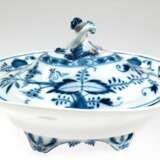 Meissen-Deckelterrine, oval, Zwiebelmuster, 19. Jh., 1 Handhabe best., Schwertermarke mit 2 Schleifstrichen, L. 32 cm - фото 1