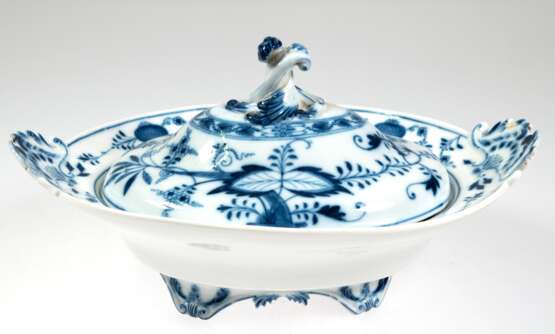 Meissen-Deckelterrine, oval, Zwiebelmuster, 19. Jh., 1 Handhabe best., Schwertermarke mit 2 Schleifstrichen, L. 32 cm - фото 1