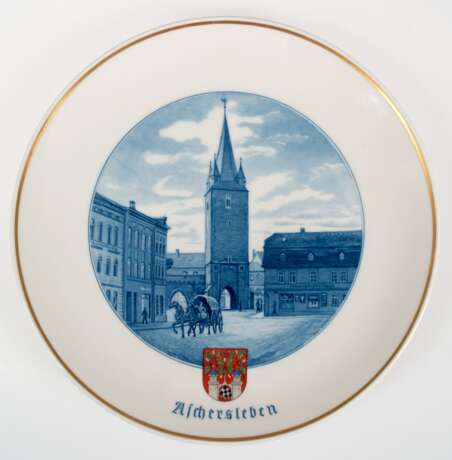 Meissen-Ansichtenteller "Aschersleben", in Blau mit polychromem Wappen und Goldrand, 1. Wahl, Dm. 25,5 cm - photo 1
