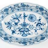 Meissen-Platte, oval, Zwiebelmuster, Schwertermarke mit 4 Schleifstrichen, 4,5x15,5x17,5 cm - photo 1