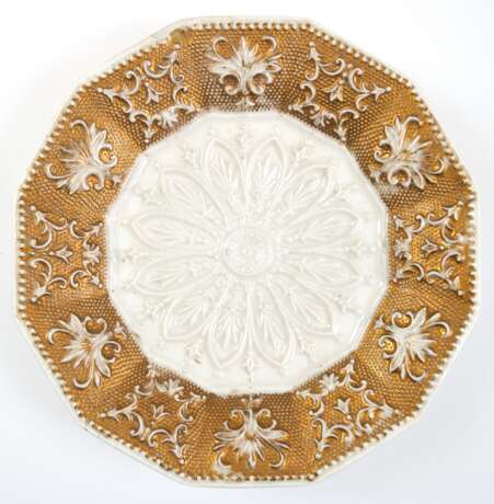 Meissen-Zierteller, 19. Jh., reliefiert, Golddekor berieben, Dm. 17,5 cm - photo 1