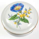 Meissen-Deckeldose, rund, Bunte Blume 2, mit Goldrand, 2. Wahl, Dm. 9,5 cm - фото 1